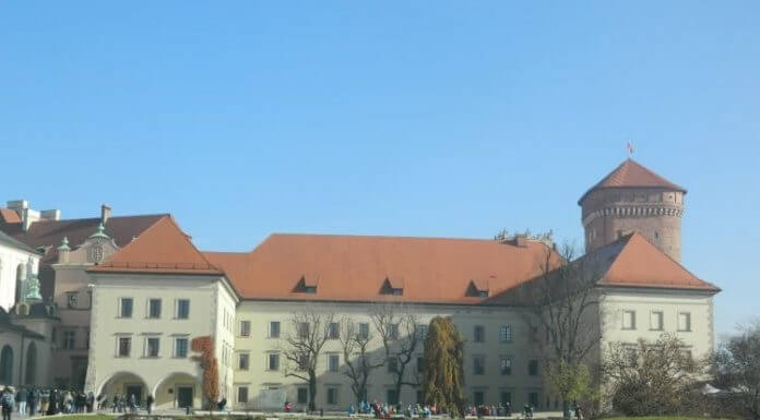 AUSCHWITZ ȘI CRACOVIA-UN OCHI PLÂNGE, ALTUL RÂDE