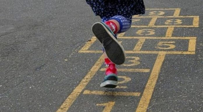 DE CE ÎNCETĂM SĂ NE MAI JUCĂM?